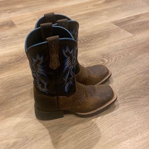 Ariat boys boots size 10